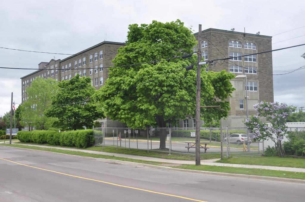 Moncton Suites - Apartments Across Georges Dumont Exterior photo